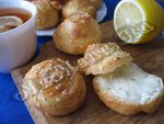 Творожные плюшки с сыром и кунжутом