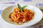 Спагетти в томатном соусе с оливками и анчоусами
